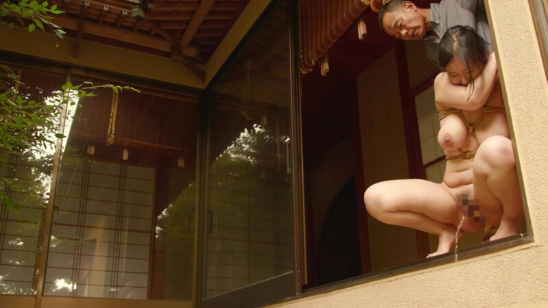 「塚田詩織の緊縛SM調教動画｜爆乳熟女が首輪姿で放尿プレイに悶える」のサンプル画像15枚目