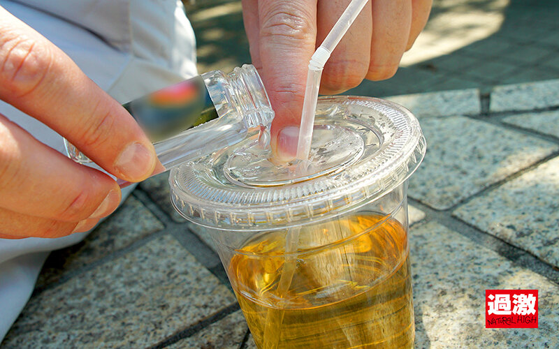 「【素人】野外露出で潮吹きオナニー！異物挿入で絶頂アクメする美女の過激プレイ動画」のサンプル画像15枚目