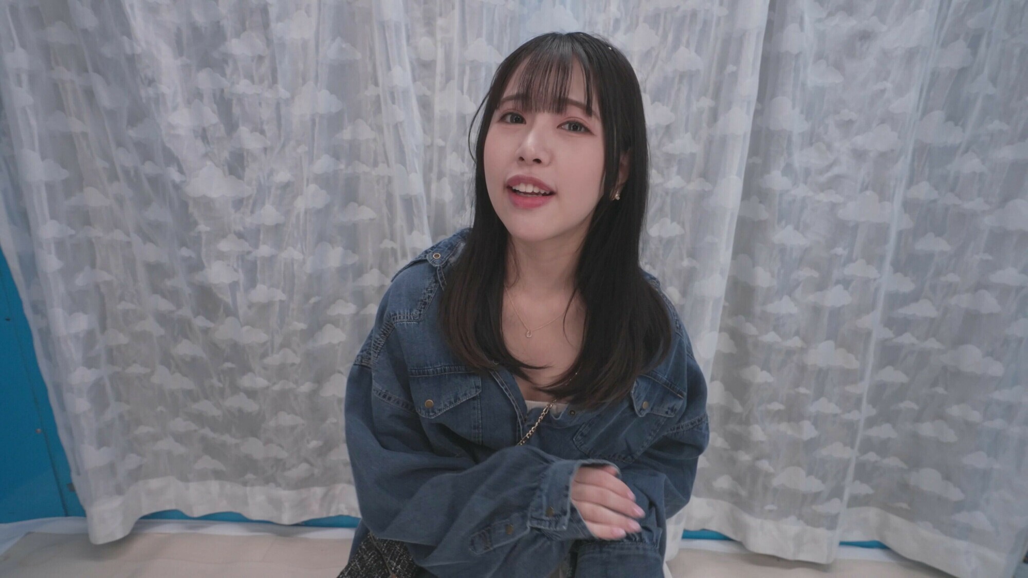 「【素人】街行く人妻みさきが潮吹き連続絶頂！敏感クリ責めで中出しフィニッシュ【マジックミラー号】」のサムネイル