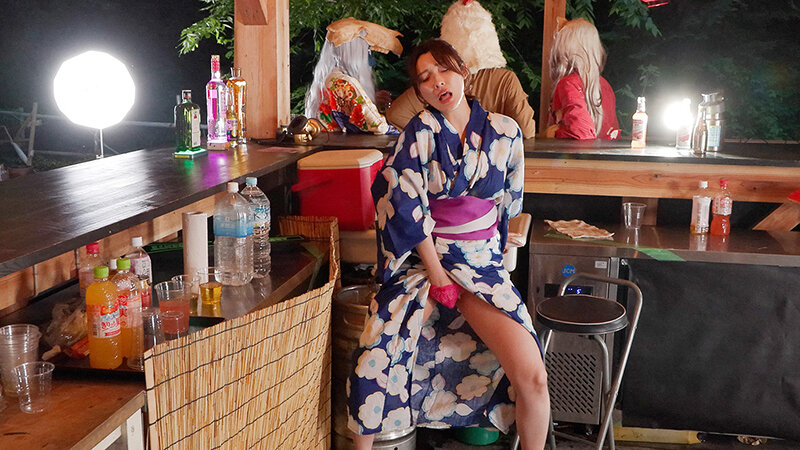 「【素人KANA】浴衣美女が野外露出で潮吹きアクメ！バイブ責めで絶頂イキまくり動画」のサンプル画像1枚目