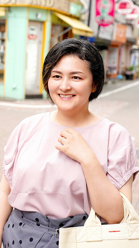 「【素人ナンパ】商店街で見つけた巨乳美熟女人妻に電マ責め＆潮吹き中出しフェラ奉仕」のサンプル画像4枚目