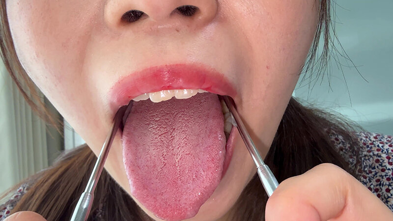 「【水月みお】美人お姉さんを街頭ナンパ！素人感あふれる個人撮影で魅せる舌ブラシ体験」のサンプル画像16枚目