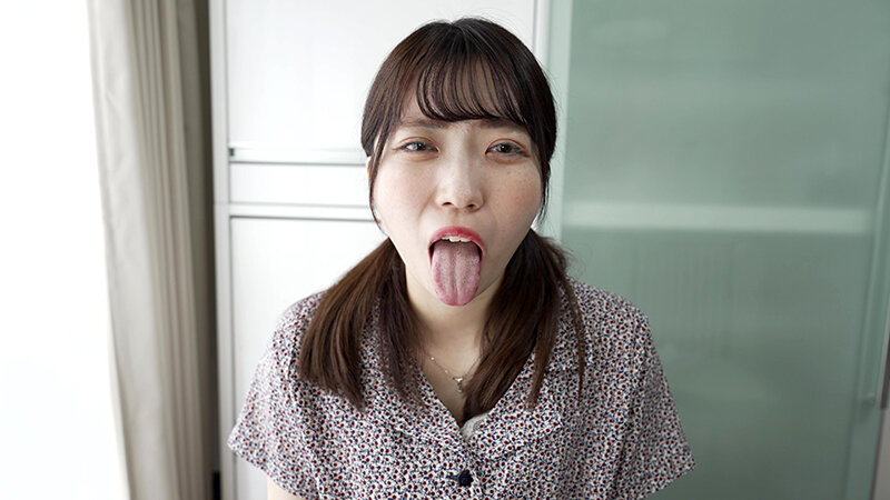 「【水月みお】美人お姉さんを街頭ナンパ！素人感あふれる個人撮影で魅せる舌ブラシ体験」のサンプル画像2枚目