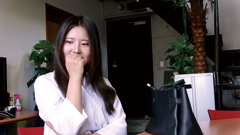 「【素人】令和セックス事情 裸の履歴書005｜激しい潮吹き＆ハメ撮りで魅せる美女の本気セックス」のサンプル画像1枚目