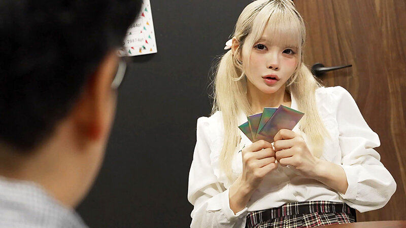 「美澄玲衣が3P・4Pで潮吹き中出し！オタサーの姫が辱めを受ける過激プレイ作品」のサンプル画像1枚目