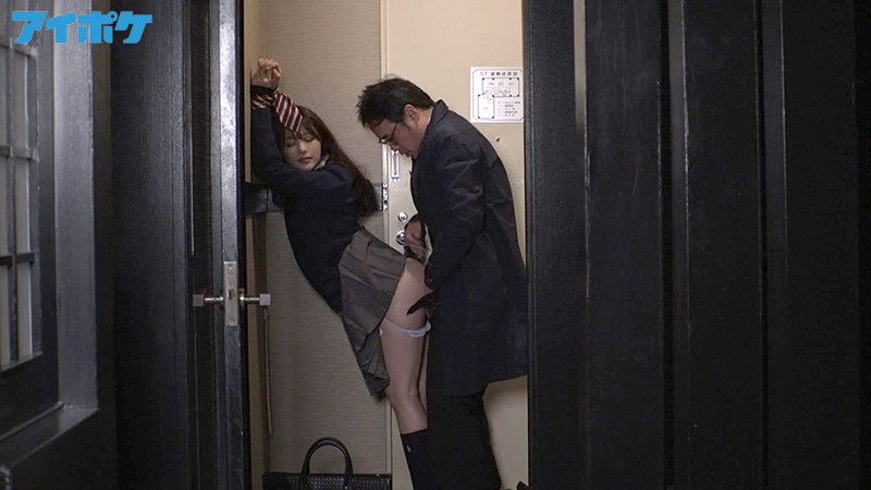 「相沢みなみのスレンダー女子校生痴女がフェラで誘惑！教師と禁断の密会セックス」のサンプル画像3枚目