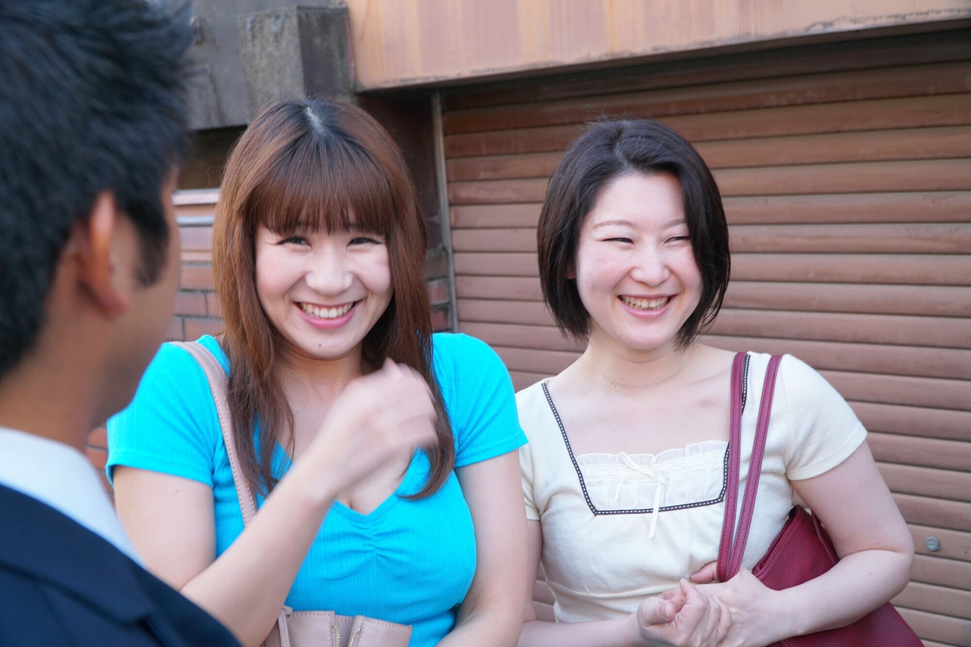 「街で見つけた 姉妹のように仲の良い綺麗な母娘をナンパして大乱交！！「あなた許して」というもののイキまくる好き物親子10組240分！！ 2」のサンプル画像17枚目