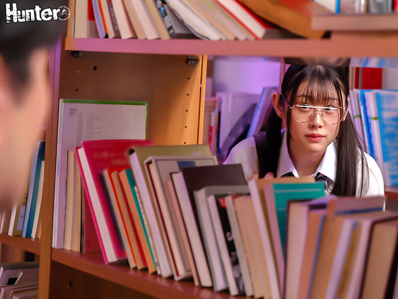 「文学女子と図書館で濃厚プレイ！手コキから騎乗位・バックで中出しまで堪能する職業色々動画」のサンプル画像4枚目