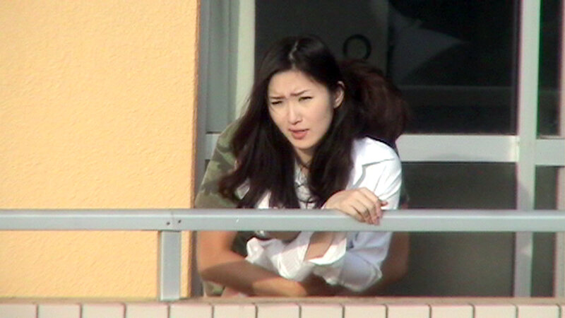 「【素人人妻】日常生活の油断を盗撮・のぞき！近親相姦や野外露出も収録した主婦の秘密映像」のサンプル画像9枚目