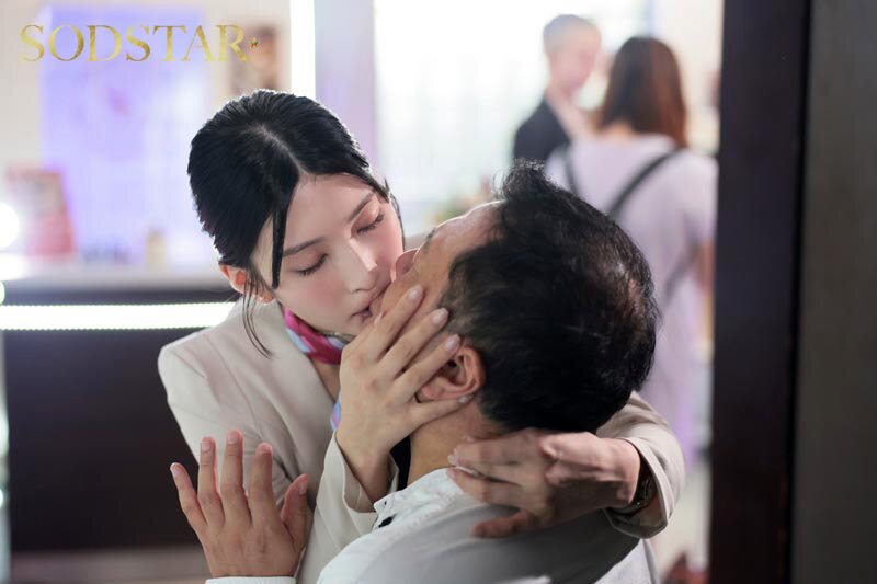 「本庄鈴が美容部員コスで魅せる濃厚フェラテクニック！職業色々シリーズ人気作」のサンプル画像7枚目