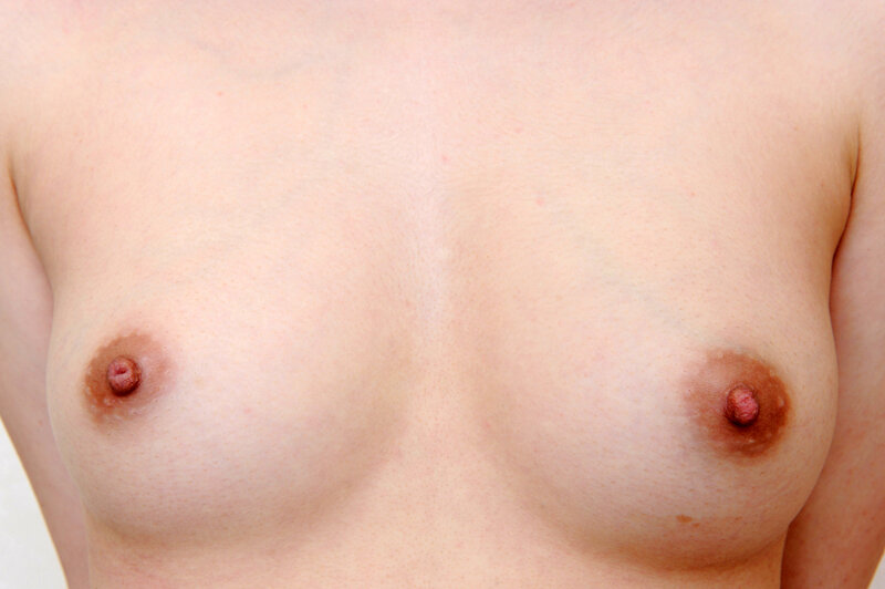 「【美乳】下着試着室でCカップ・Dカップ美女が魅せる試着シーン【着替え盗撮風】」のサンプル画像2枚目