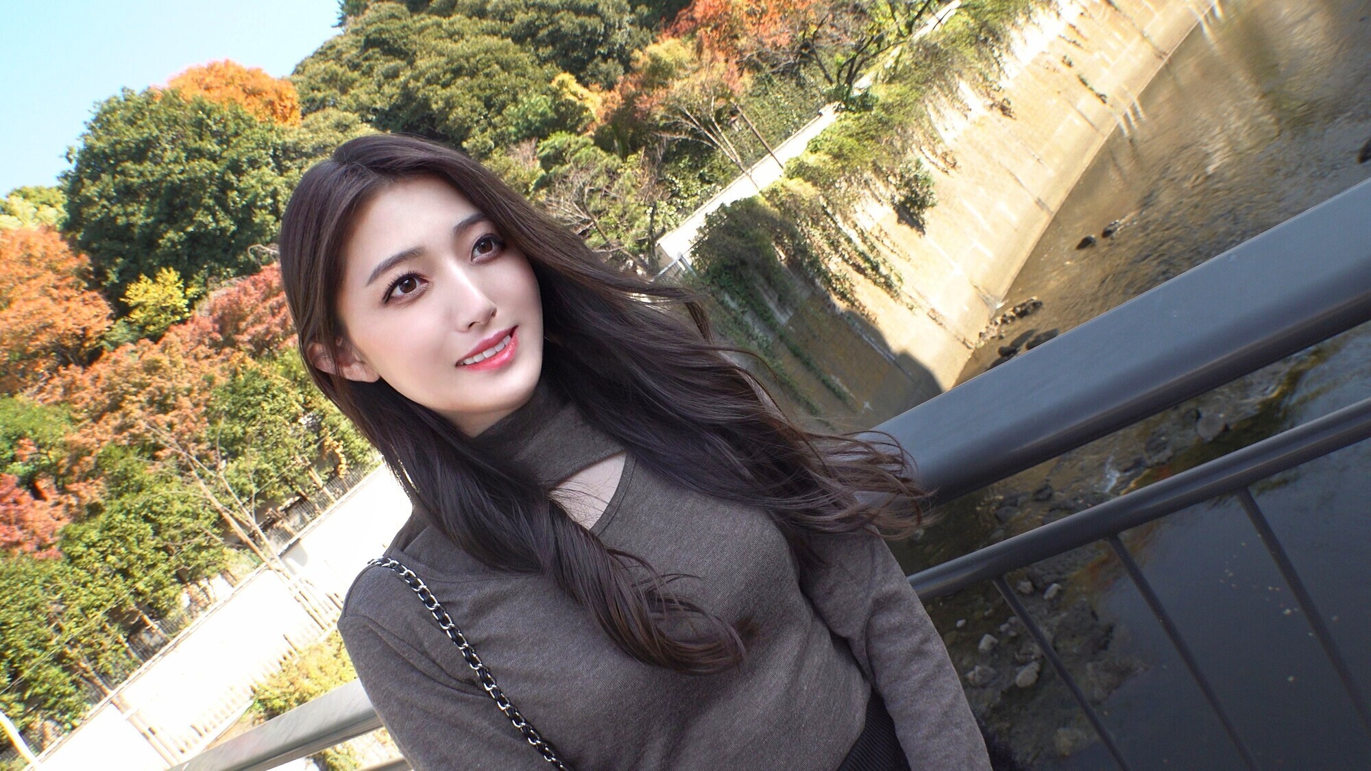 「数年前までお天気お姉さんとして活躍していた人妻 普通の生活に憧れて引退したが刺激が無くてストレスMAX！若い時を思い出す為のドスケベ中出しSEX」のサンプル画像3枚目