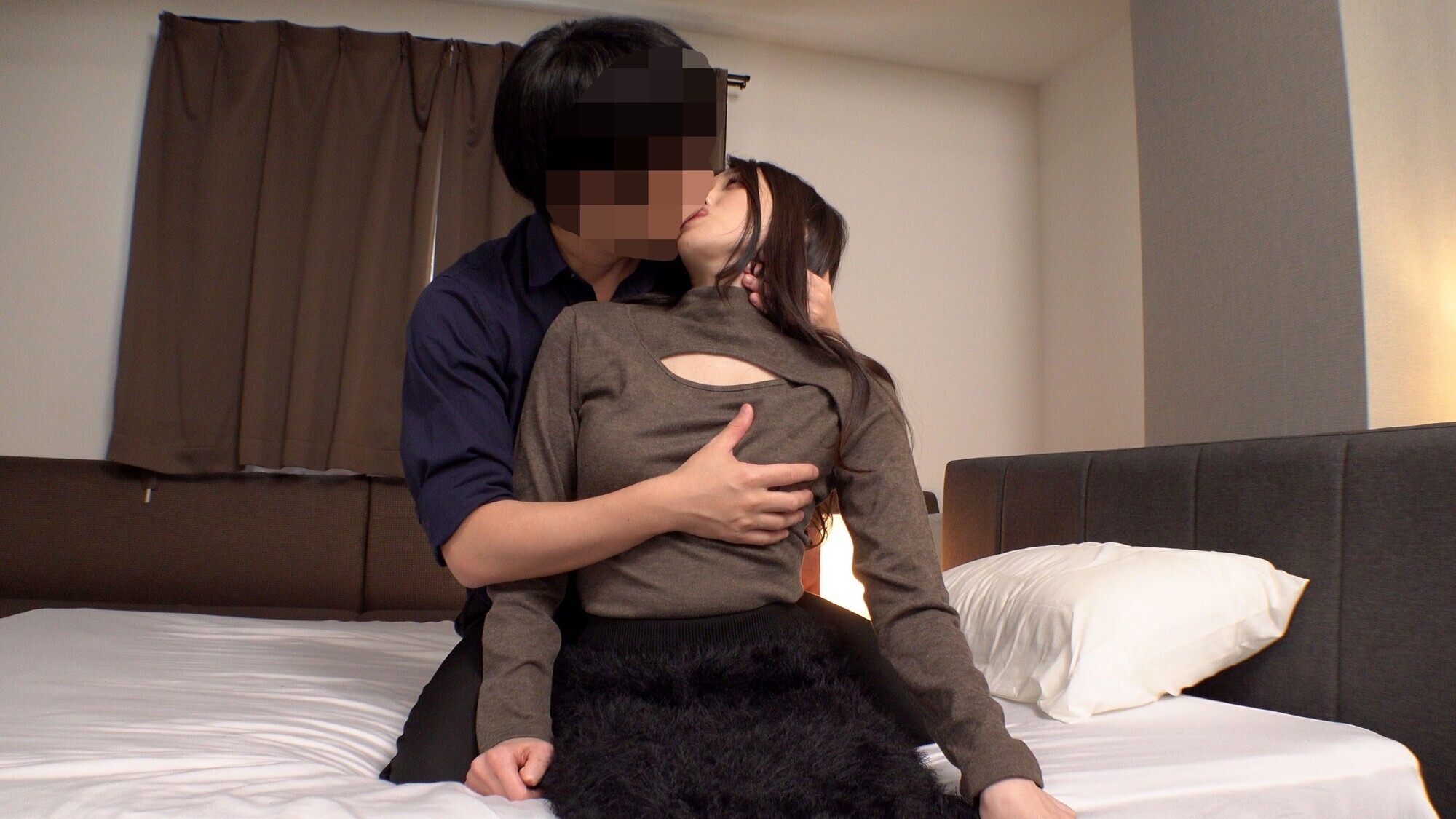 「数年前までお天気お姉さんとして活躍していた人妻 普通の生活に憧れて引退したが刺激が無くてストレスMAX！若い時を思い出す為のドスケベ中出しSEX」のサンプル画像4枚目