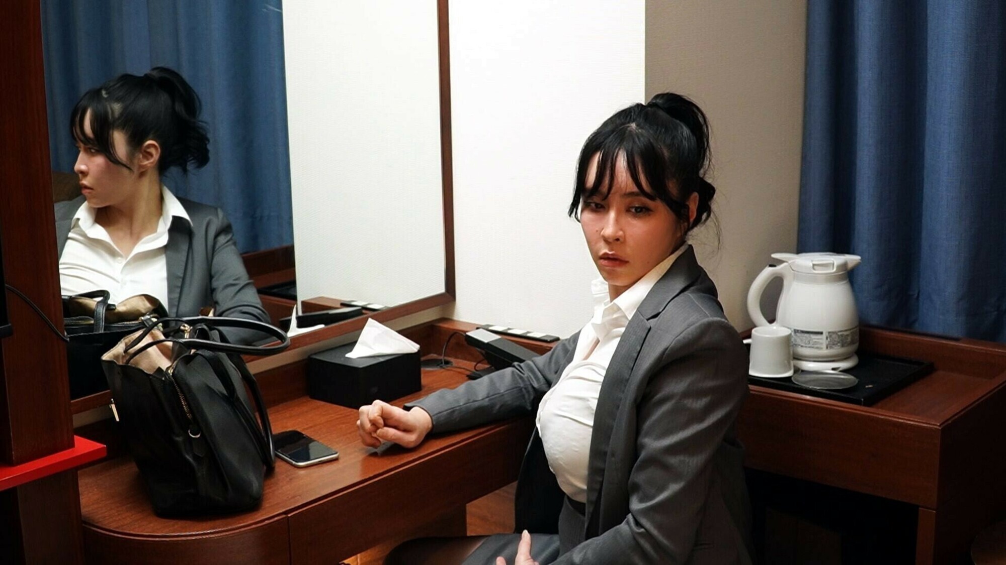 「宇佐美すい 巨乳熟女OLがビジネスホテルで魅せる淫靡なオナニー｜豊満ボディの誘惑」のサムネイル