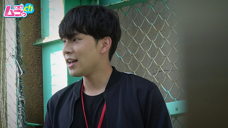 「綾美ななが魅せる盗撮・のぞきプレイ!美乳痴女美少女の大胆パフォーマンス」のサンプル画像2枚目