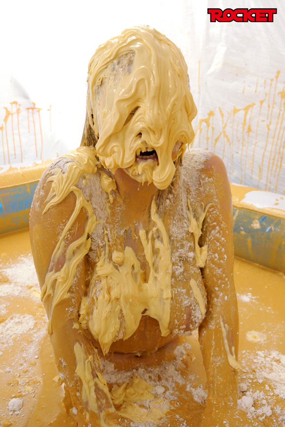 「幾野まち・赤城穂波ら4人がウェット＆メッシー体験！どろんこプールで濡れ場バラエティ企画」のサンプル画像7枚目