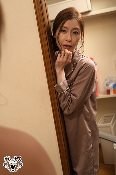 「葵百合香が魅せる巨乳熟女の中出し痴女プレイ!欲求不満な人妻義母の誘惑」のサンプル画像5枚目