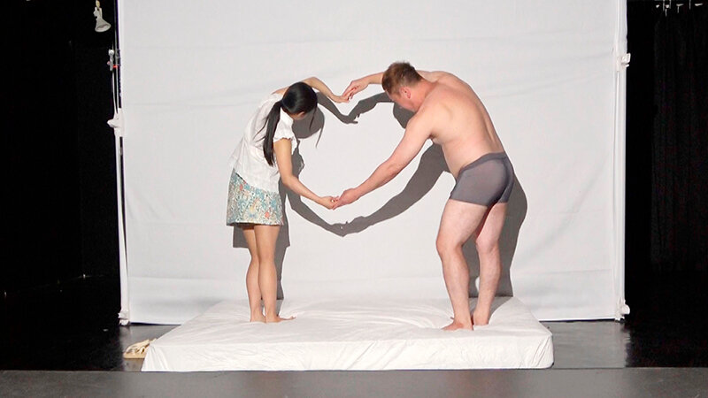 「【素人】女子大生が彼氏の前で寝取られ中出しSEX！ドキドキシルエットクイズで禁断の展開【NTR】」のサンプル画像4枚目