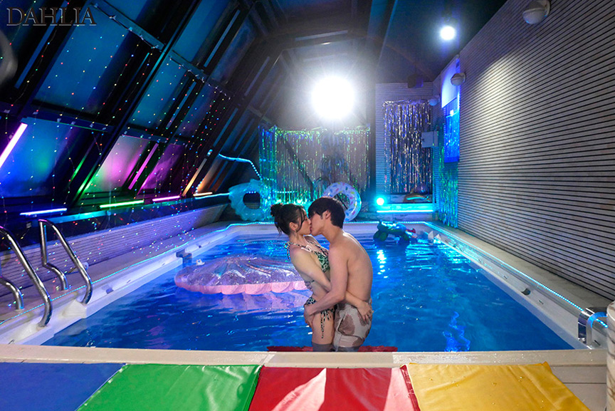 「三葉ちはる 熟女人妻が水着姿で誘惑する逆寝取り不倫セックス動画」のサンプル画像6枚目