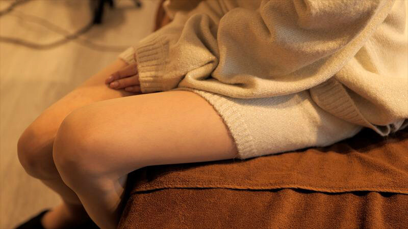 「葵百合香が人妻痴女に！性感マッサージで指マン・ポルチオ責めされ絶頂アクメ」のサンプル画像1枚目