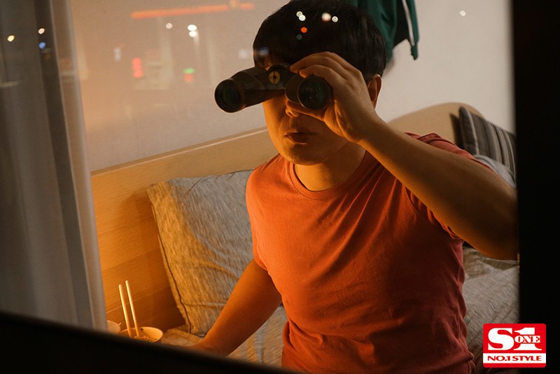 「星宮一花が魅せる盗撮・のぞきシチュエーション！美脚お姉さんに誘惑される禁断の展開」のサンプル画像1枚目