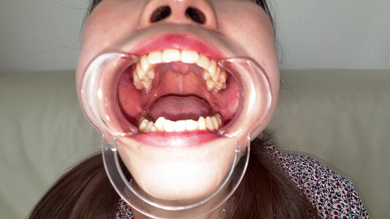 「【水月みお】素人お姉さんをナンパ！初めての喉奥体験と舌・八重歯観察の個人撮影動画」のサンプル画像15枚目