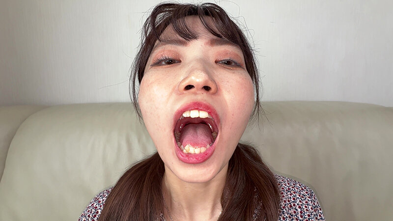 「【水月みお】素人お姉さんをナンパ！初めての喉奥体験と舌・八重歯観察の個人撮影動画」のサンプル画像2枚目