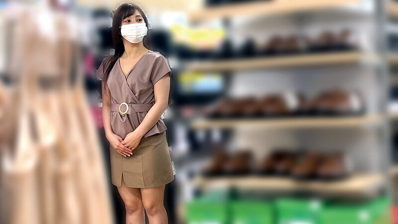 「【素人OL】アパレル店員を狙った盗撮パンチラ映像から3P中出しに発展する職業系作品」のサンプル画像9枚目