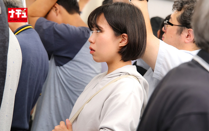 「【素人】地味系Bカップ美女が電車内で乳首責め痴○被害！敏感すぎて思わずお漏らし【羞恥プレイ】」のサンプル画像4枚目