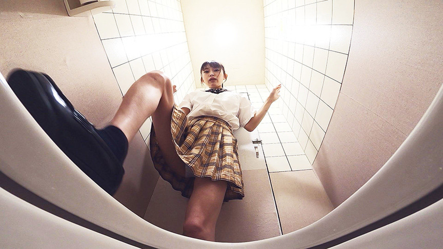 「【素人流出】制服美少女の下校中オナニー動画｜発情期JKの過激な自撮り映像が話題」のサムネイル