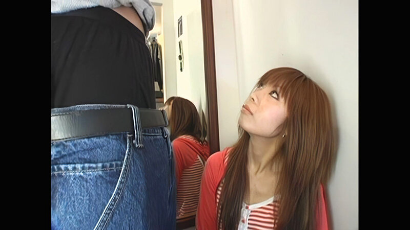 「【素人企画】ウブな女子店員にドッキリ試着室でパイズリ＆顔射！興奮の指マン責めも収録」のサンプル画像5枚目