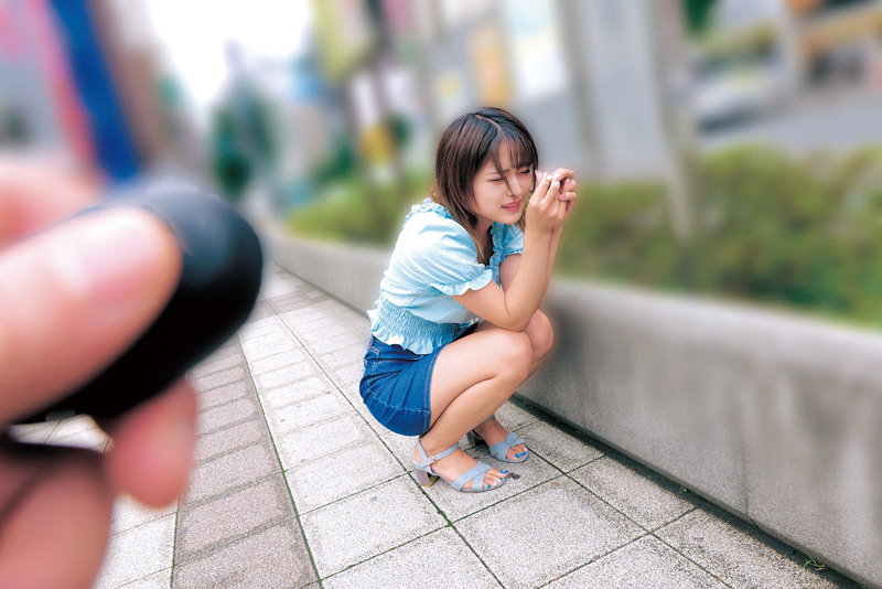 「美少女女子大生みつきちゃんの野外露出羞恥プレイ！興奮の中出し体験ドキュメント」のサムネイル