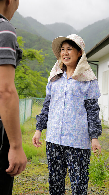 「【素人熟女】欲求不満な地方の巨乳巨尻人妻12人がフェラと中出しでアクメ絶頂する4時間」のサンプル画像3枚目