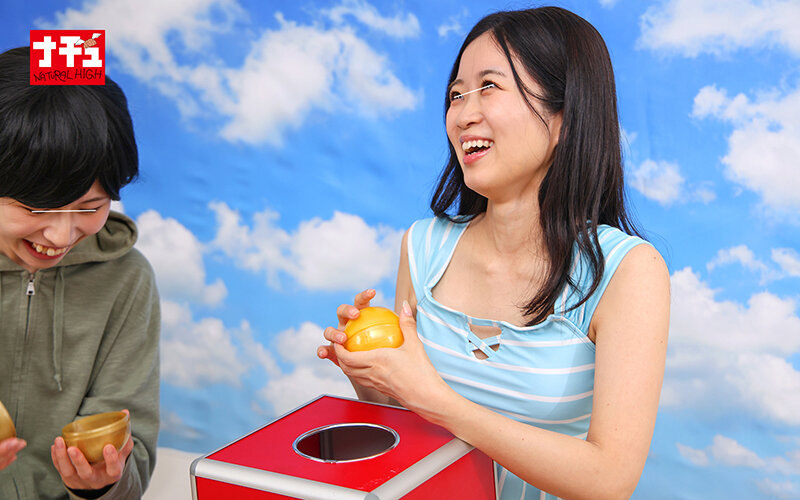 「つるぺた貧乳素人もも＆ことねが水着で羞恥ミッション挑戦！興奮して中出し許可の展開に」のサンプル画像11枚目