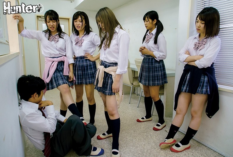 「【女子校生】清楚な制服美少女が3P・4Pで連続中出しされる公開調教プレイ」のサンプル画像18枚目