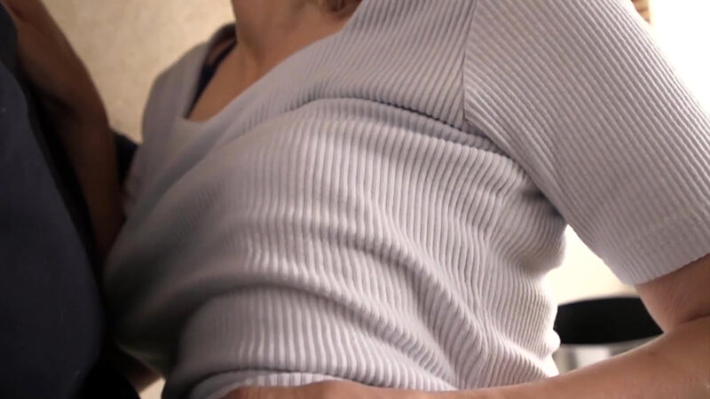 「【北村敏世】還暦熟女お母さんの濃厚フェラ奉仕！スレンダー美熟女との禁断の同居生活」のサンプル画像2枚目