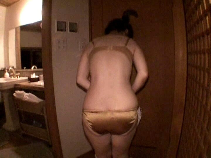 「【人妻・主婦】美人妻の不倫旅行で乱交プレイ！禁断の温泉旅館で繰り広げられる背徳の情事」のサンプル画像7枚目