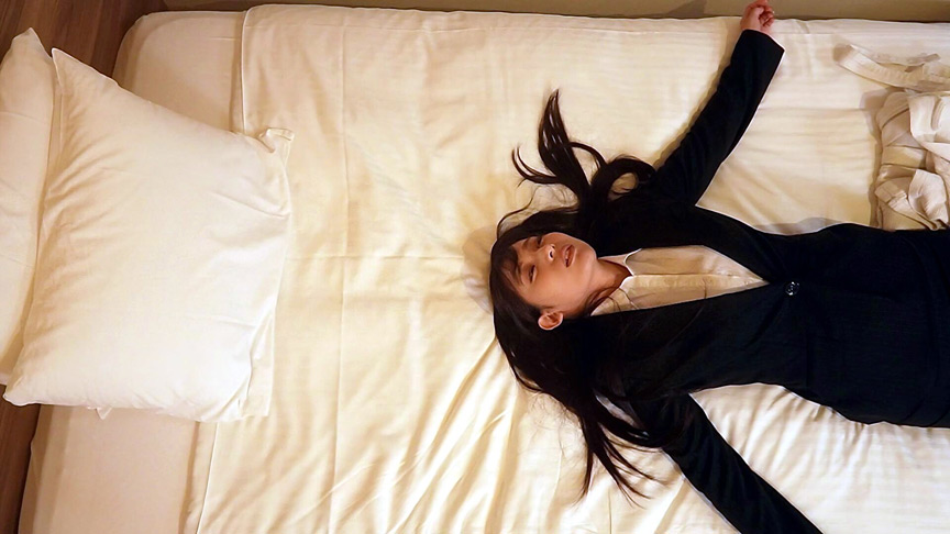 「【素人OL】出張先ビジネスホテルで女子社員の秘密のオナニーを覗き見【盗撮風】」のサンプル画像4枚目