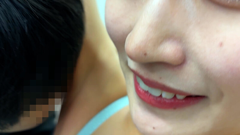 「【素人ナンパ】美容部員お姉さんがM男のお願いに応じてワキ舐め許可する衝撃映像」のサンプル画像10枚目