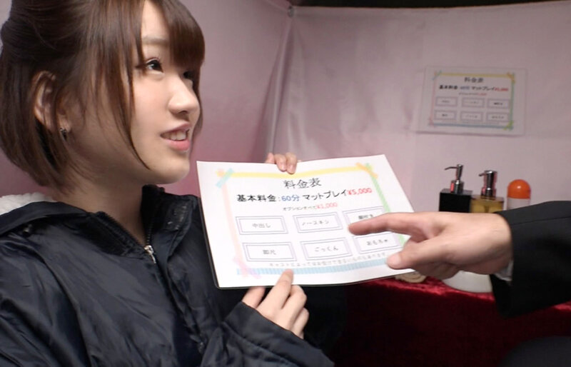 「紗藤まゆが風俗嬢に扮して逆ナン！サラリーマンを潮吹きで癒すソープワゴン企画」のサンプル画像1枚目