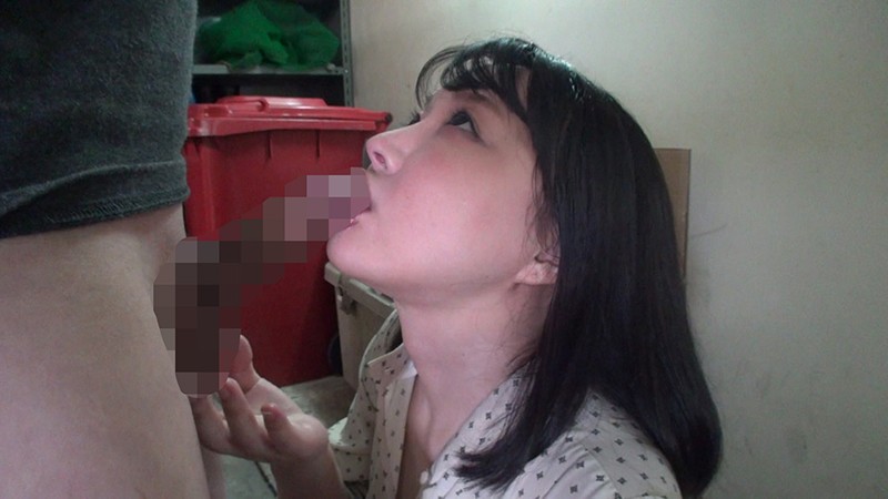 「素人娘13人が野外露出でご奉仕フェラ！どこでも大胆に咥える過激プレイ集」のサンプル画像9枚目