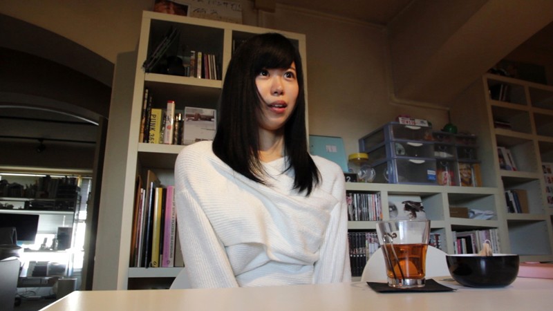 「宮村ななこのハメ撮り動画｜長身スレンダー巨乳美女がミニスカ姿で魅せる恥じらいプレイ」のサンプル画像2枚目