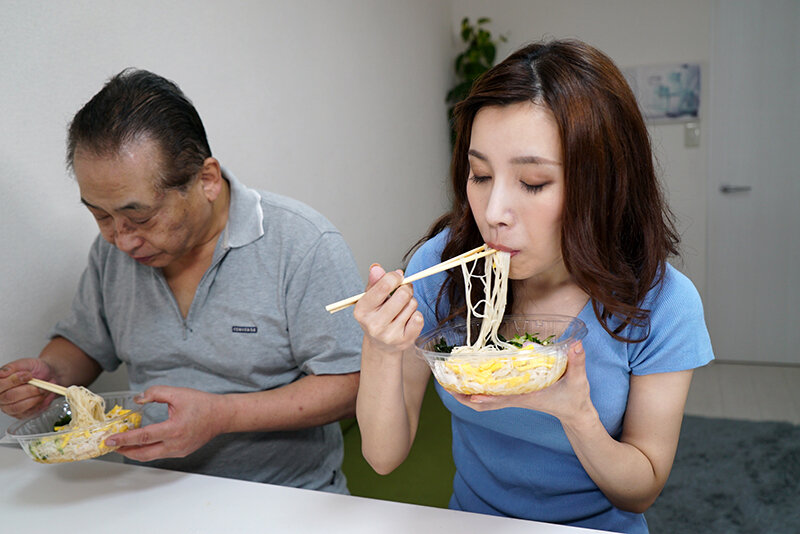 「三ツ星ひかる 義父を誘惑する淫乱痴女妻の禁断プレイ お爺ちゃんとの中出し近親相姦」のサンプル画像1枚目