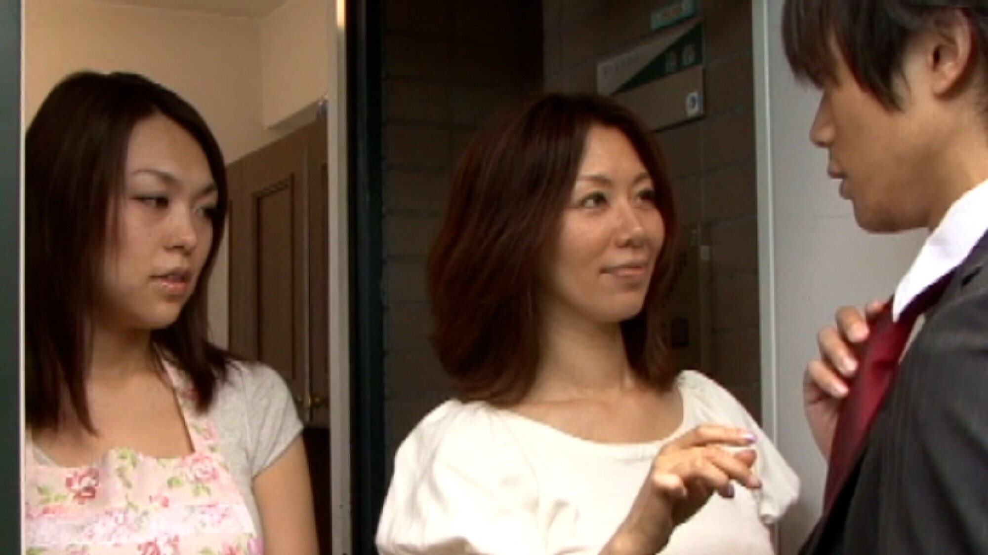 「女は灰になるまで女なの･･･。夫の両親と同居の若妻、義父の介護の最中に見た硬い肉棒･･･。男女4人が禁断の欲情に溺れていく色情ドラマ！」のサムネイル