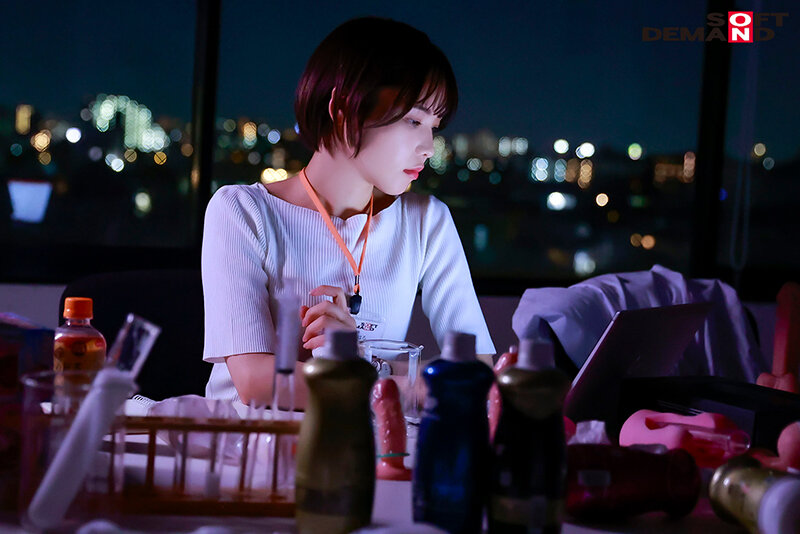 「柴崎はる スレンダー美女がビジネススーツ姿でAVデビュー！照れ屋なショートカット社員の大胆プレイ」のサンプル画像9枚目