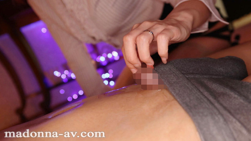 「熟女人妻・愛弓りょうの巨乳痴女エステで中出し！M男を責める濃厚フルコース」のサンプル画像12枚目