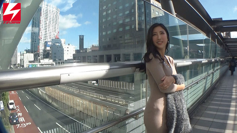 「【素人人妻】巨乳お姉さんセレブ妻スミレさんとハメ撮り中出し！即ハメ絶倫ビッチの帰国不倫」のサムネイル