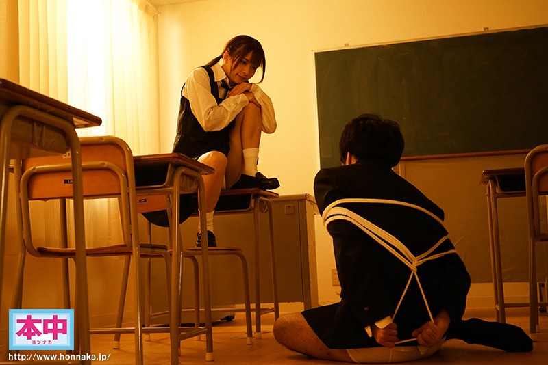 「麻里梨夏・富田優衣が制服痴女プレイで中出し3P!支配される青春SEX体験」のサンプル画像1枚目