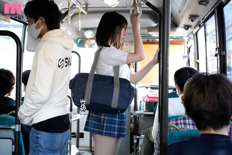 「石原希望が制服姿でパイズリ&潮吹き!感じすぎて中出しされる痴漢プレイ動画」のサンプル画像1枚目