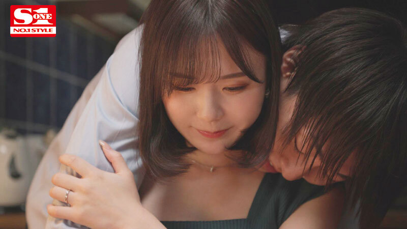 「miru 人妻が元カレと激しいキス・接吻で潮吹き!欲求不満妻の一夜の過ち動画」のサムネイル